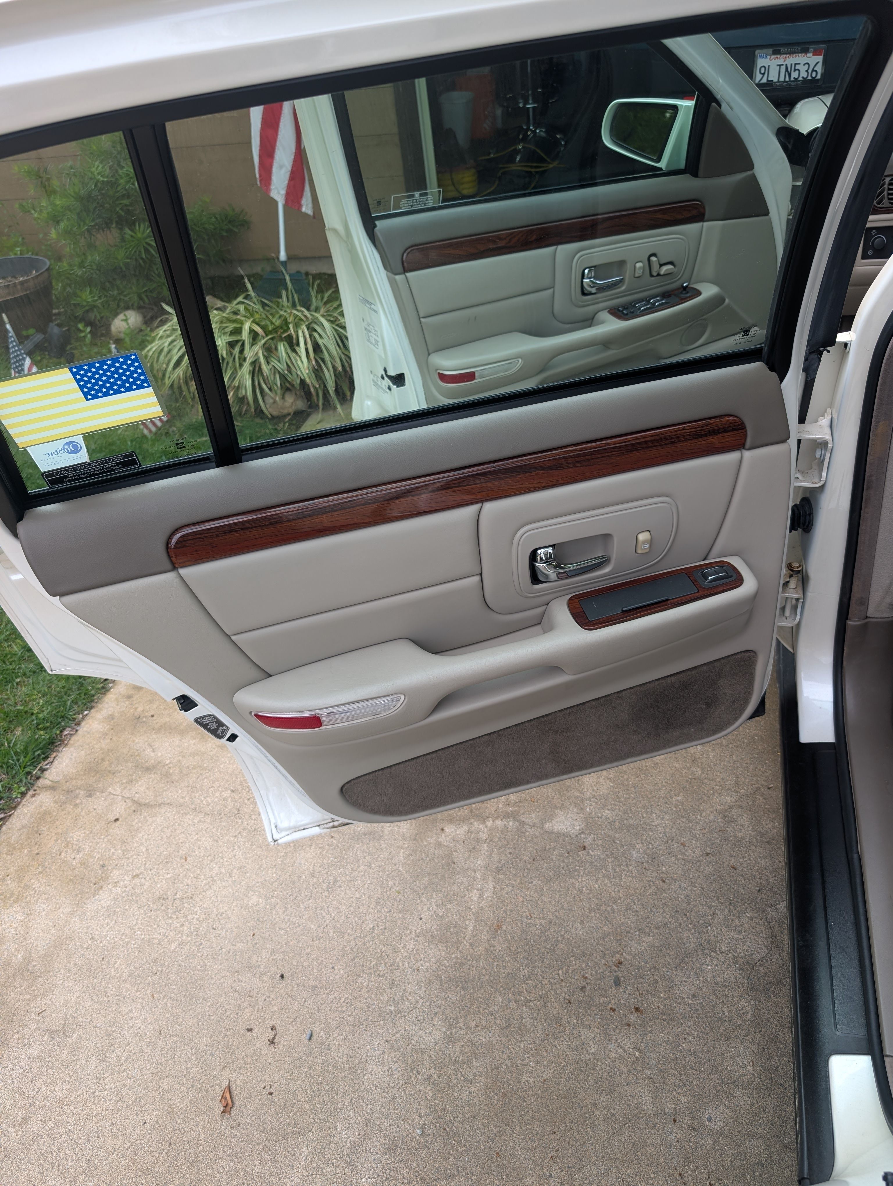 Used 1997 Cadillac De Ville Sedan w/ Comfort/Convenience Pkg FWD image 10