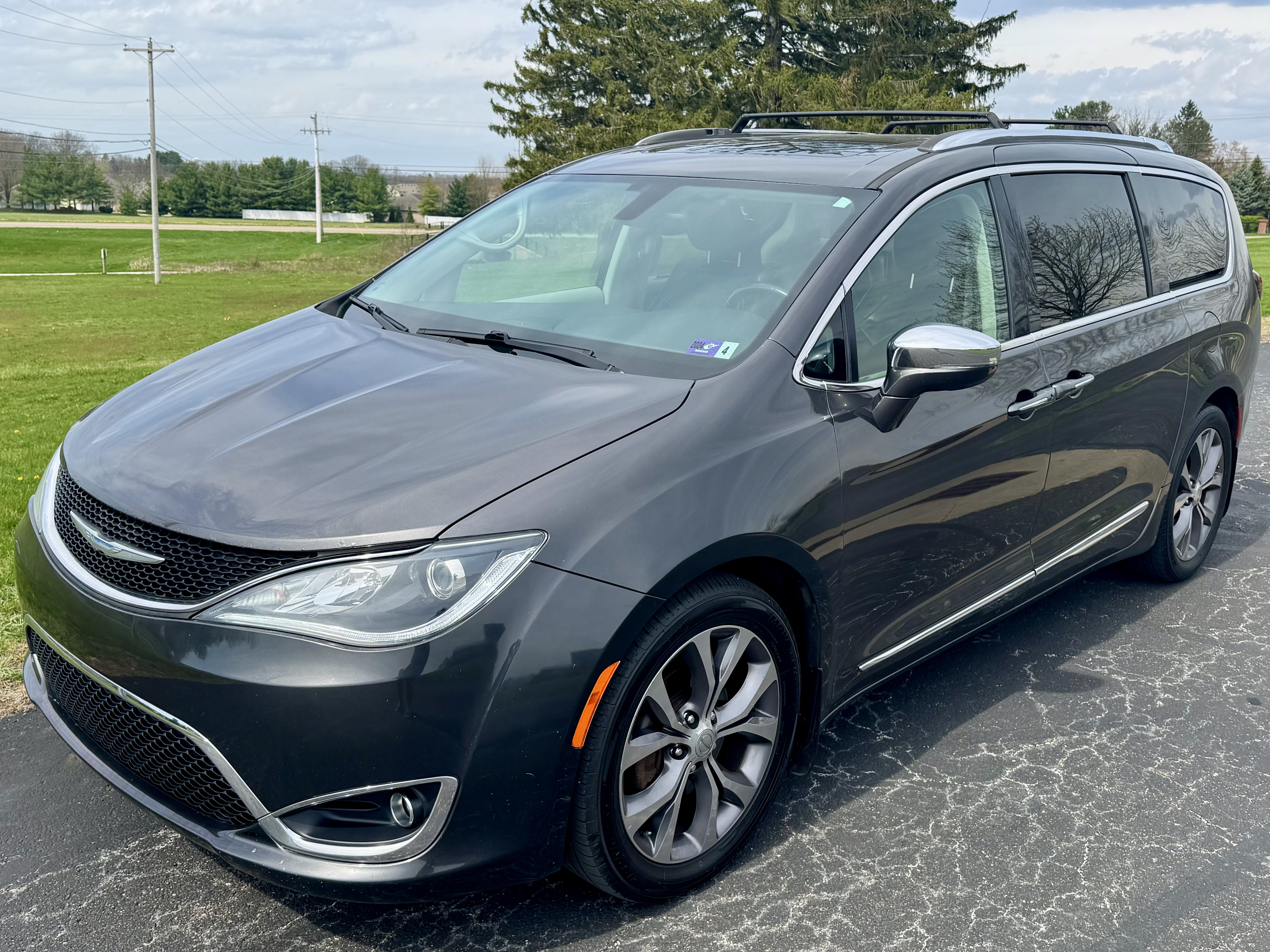Used 2018 Chrysler Pacifica Limited w/ Tire & Wheel Group FWD image 1