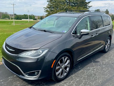 Used 2018 Chrysler Pacifica Limited w/ Tire & Wheel Group FWD image 1