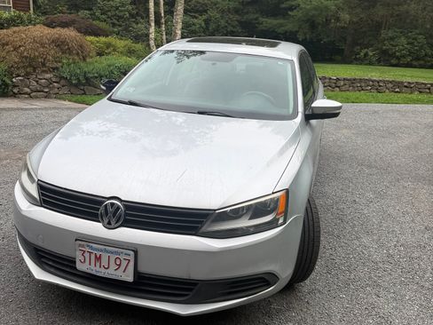 Used 2011 Volkswagen Jetta SE FWD image 2