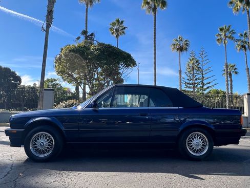 Used 1992 BMW 325i Convertible image 2