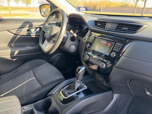 Used 2018 Nissan Rogue SV image 13