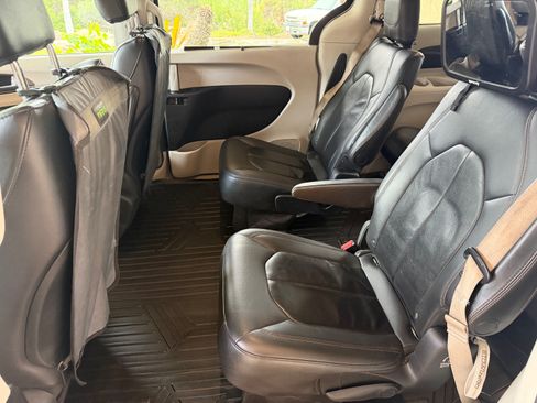 Used 2017 Chrysler Pacifica Touring-L image 14