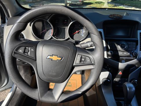 Used 2013 Chevrolet Cruze LS image 8