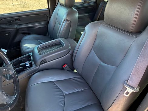 Used 2004 Chevrolet Avalanche 4x4 w/ Preferred Equipment Group image 17