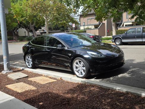 Used 2018 Tesla Model 3 Long Range image 11