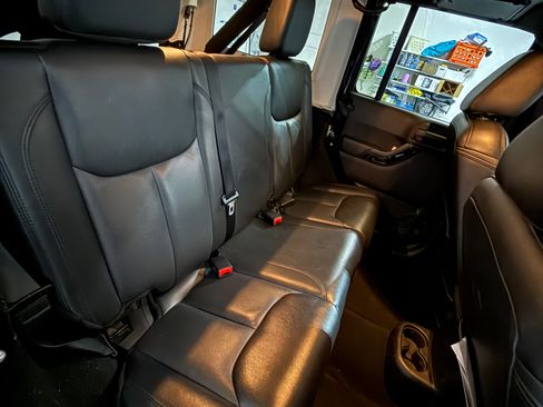 Used 2015 Jeep Wrangler Unlimited Sahara AWD/4WD image 13