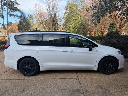 Used 2025 Chrysler Pacifica Premium image 6
