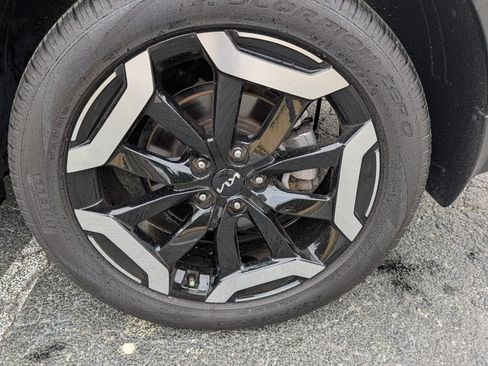 Used 2024 Kia Telluride EX w/ EX Captain's Chair Package image 12