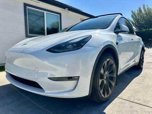 Used 2022 Tesla Model Y Long Range image 1