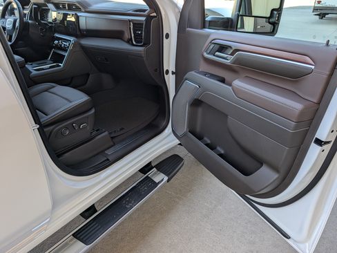 Used 2025 GMC Sierra 3500 Denali image 12
