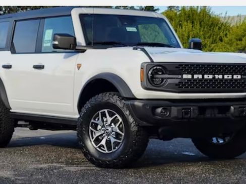 Used 2023 Ford Bronco Black Diamond image 2