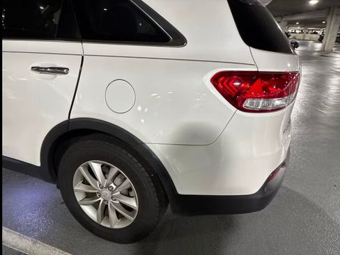 Used 2016 Kia Sorento LX w/ LX Convenience Package image 8