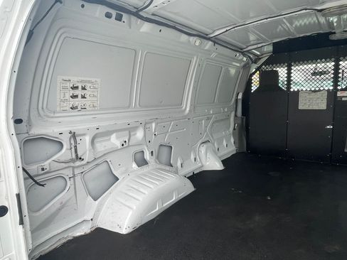 Used 2010 Ford E-250 and Econoline 250 image 15