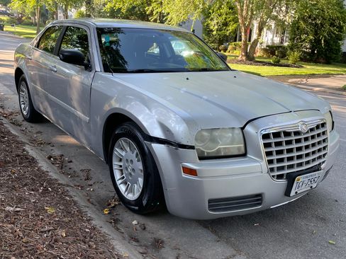 Used 2005 Chrysler 300 RWD image 4