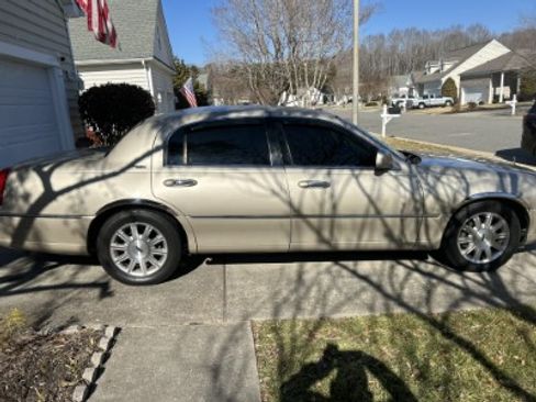 Used 2011 Lincoln Town Car Signature Limited image 5