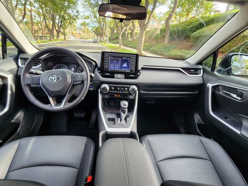 Used 2022 Toyota RAV4 XLE Premium FWD image 8