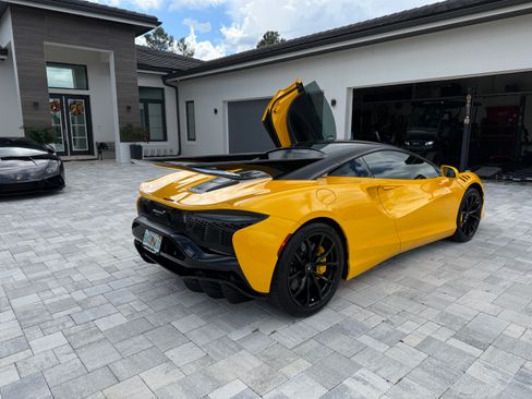 Used 2023 McLaren Artura image 4