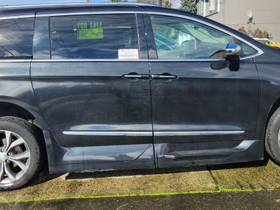 Used 2018 Chrysler Pacifica Limited w/ Tire & Wheel Group