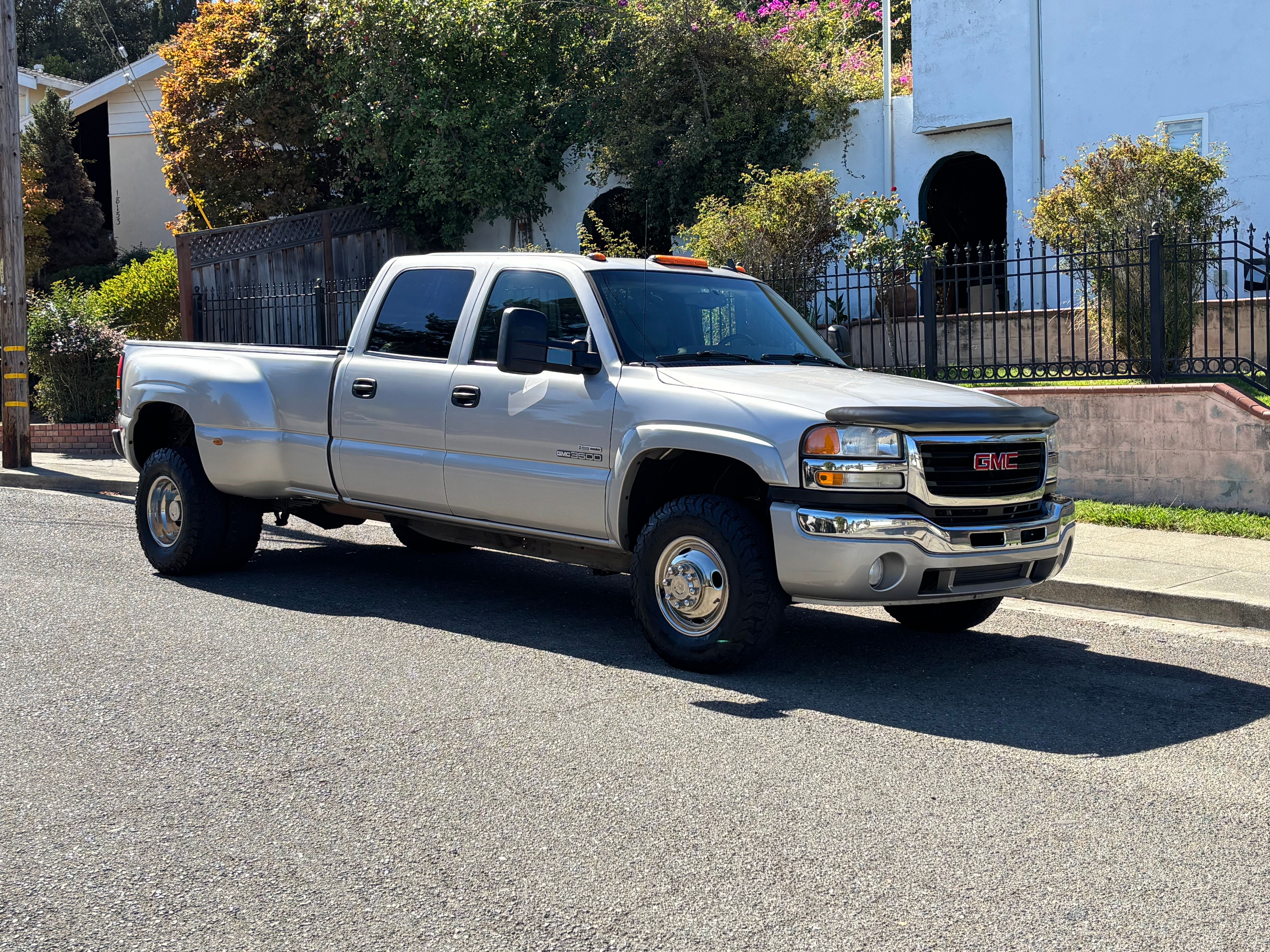 Used 2007 GMC Sierra 3500 SLT w/ Heavy-Duty Power Package AWD/4WD image 2