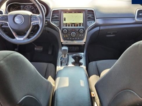 Used 2018 Jeep Grand Cherokee Laredo image 2