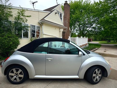 Used 2006 Volkswagen Beetle Convertible w/ Package 1 FWD image 4