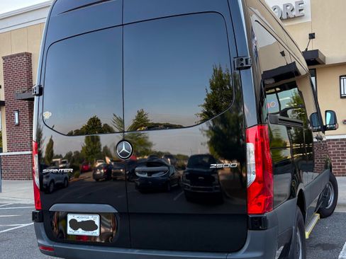 Used 2022 Mercedes-Benz Sprinter 2500 image 4