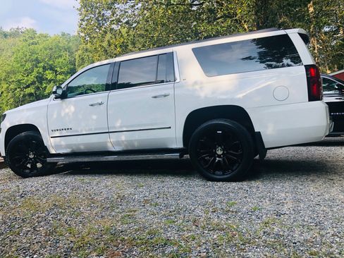 Used 2019 Chevrolet Suburban LT w/ LT Signature Package image 1