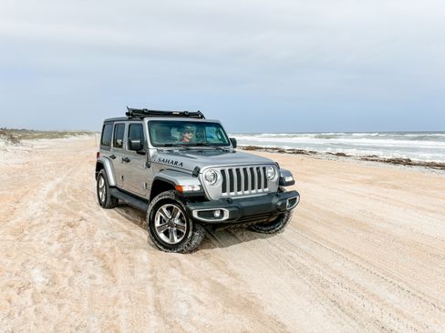 Used 2020 Jeep Wrangler Unlimited Sahara image 2