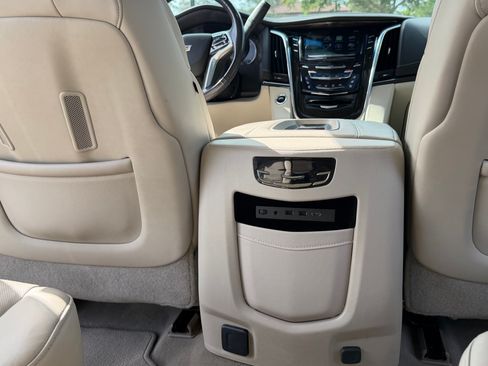 Used 2019 Cadillac Escalade Luxury image 29