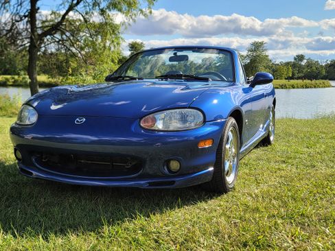 Used 1999 MAZDA MX-5 Miata 10th Anniversary Edition image 2