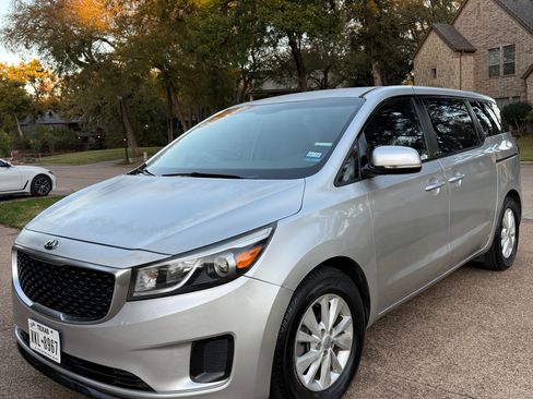 Used 2016 Kia Sedona L image 9