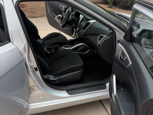 Used 2017 Hyundai Veloster Coupe 3D image 4