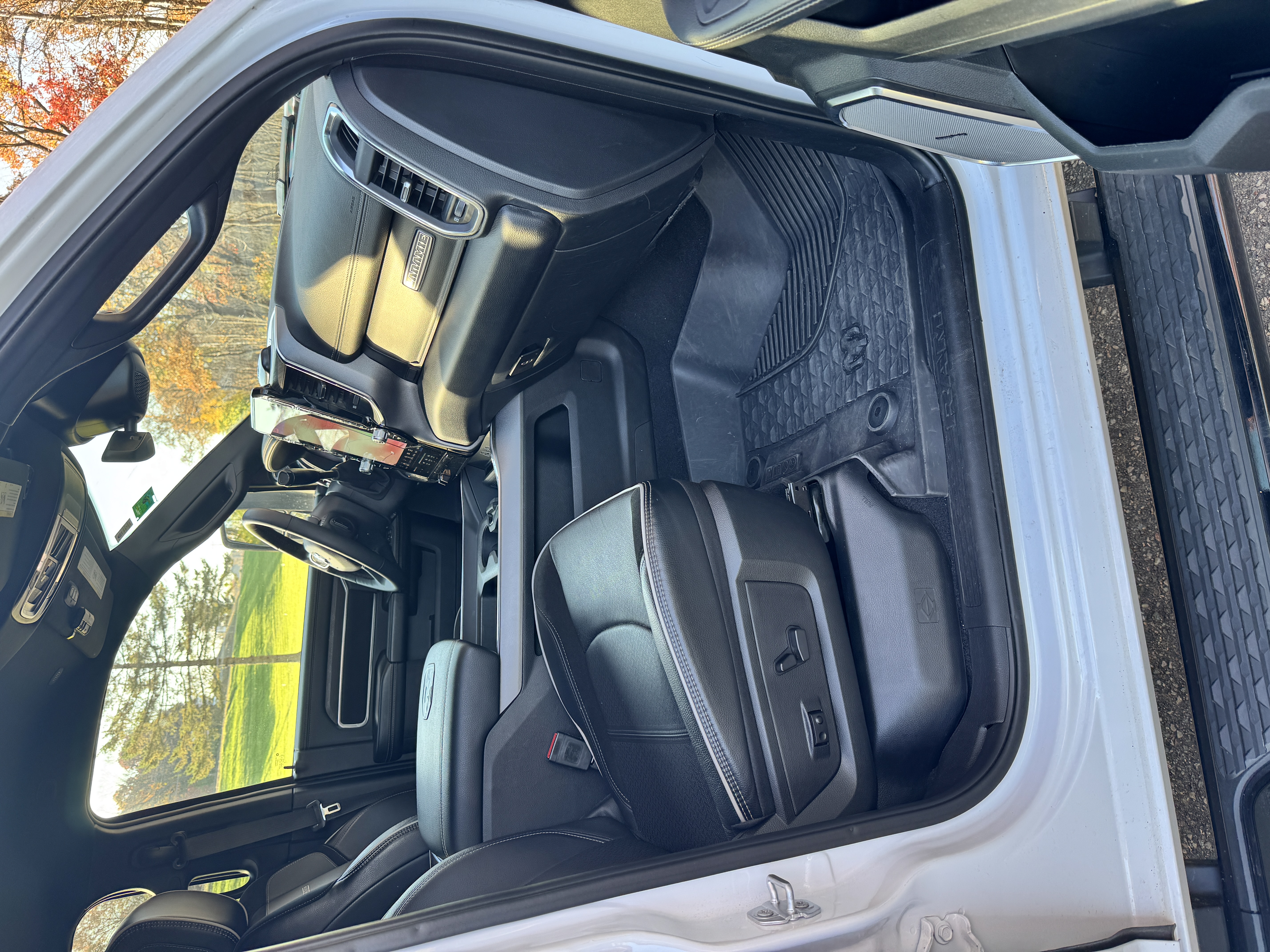 Used 2025 RAM 2500 Laramie AWD/4WD image 16