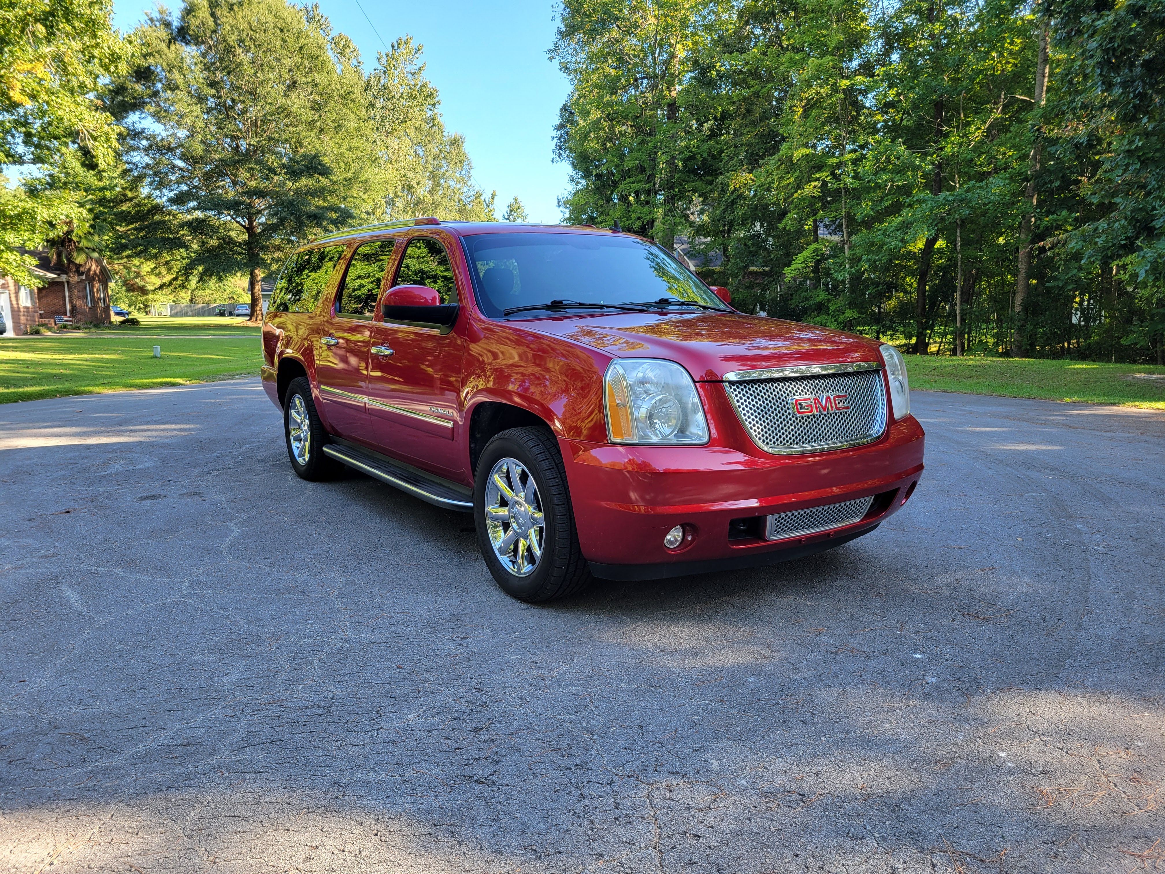 Used 2012 GMC Yukon XL Denali RWD image 1