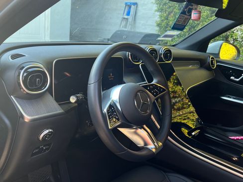 Used 2025 Mercedes-Benz GLC 300 image 4