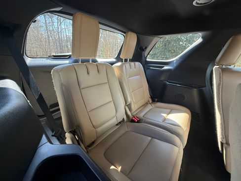 Used 2016 Ford Explorer XLT w/ Equipment Group 202A image 11