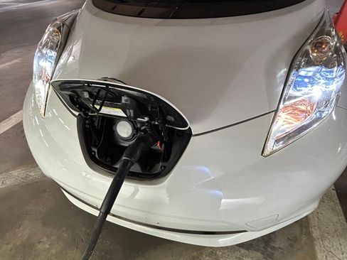 Used 2015 Nissan Leaf SL w/ Premium Package image 11