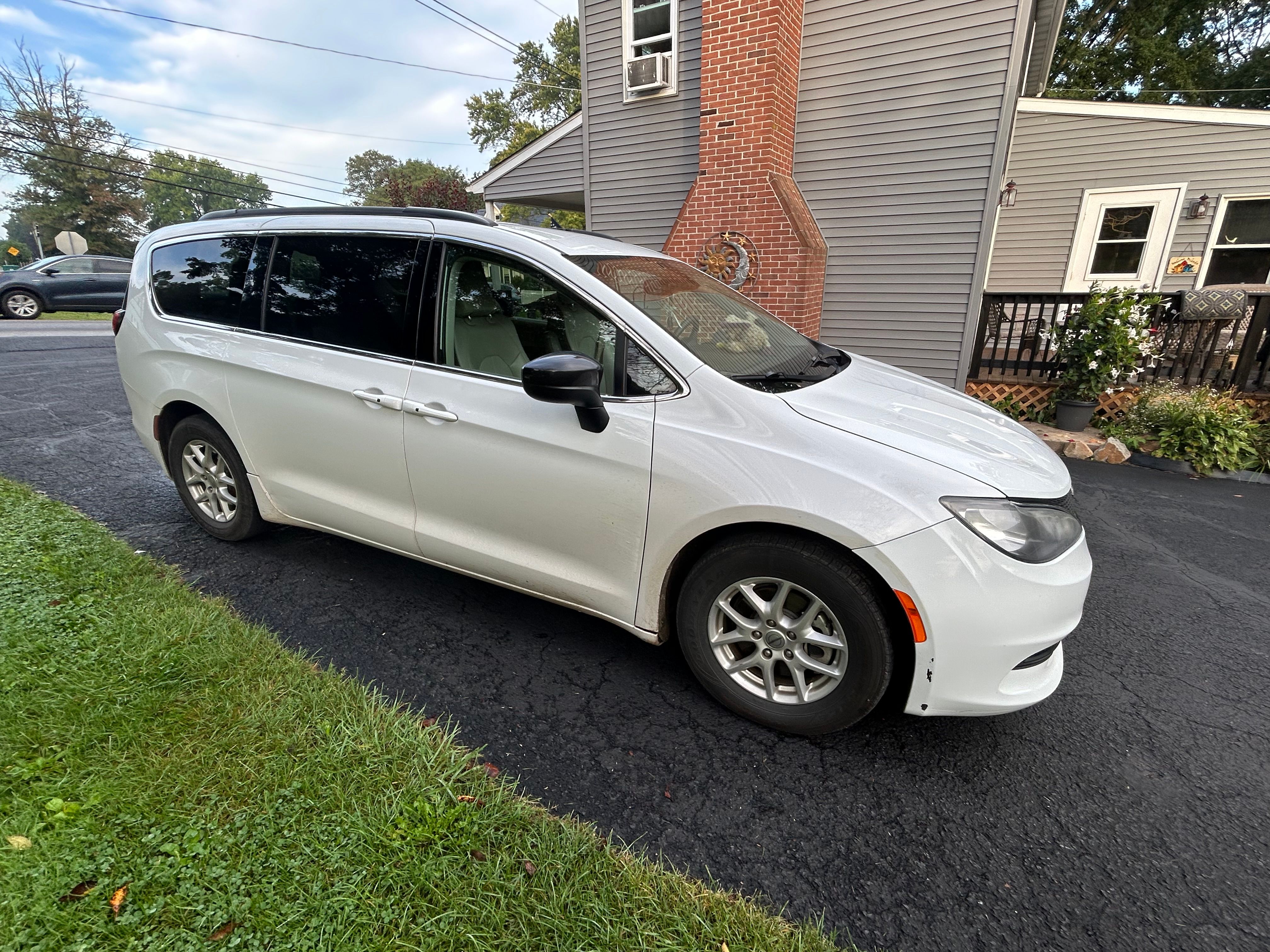 Used 2021 Chrysler Voyager Lxi FWD image 2