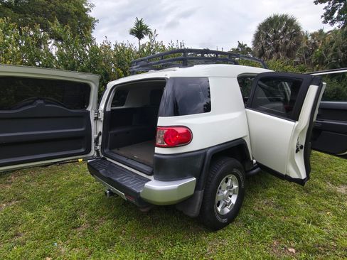 Used 2011 Toyota FJ Cruiser 2WD w/ TRD Sport Pkg image 8