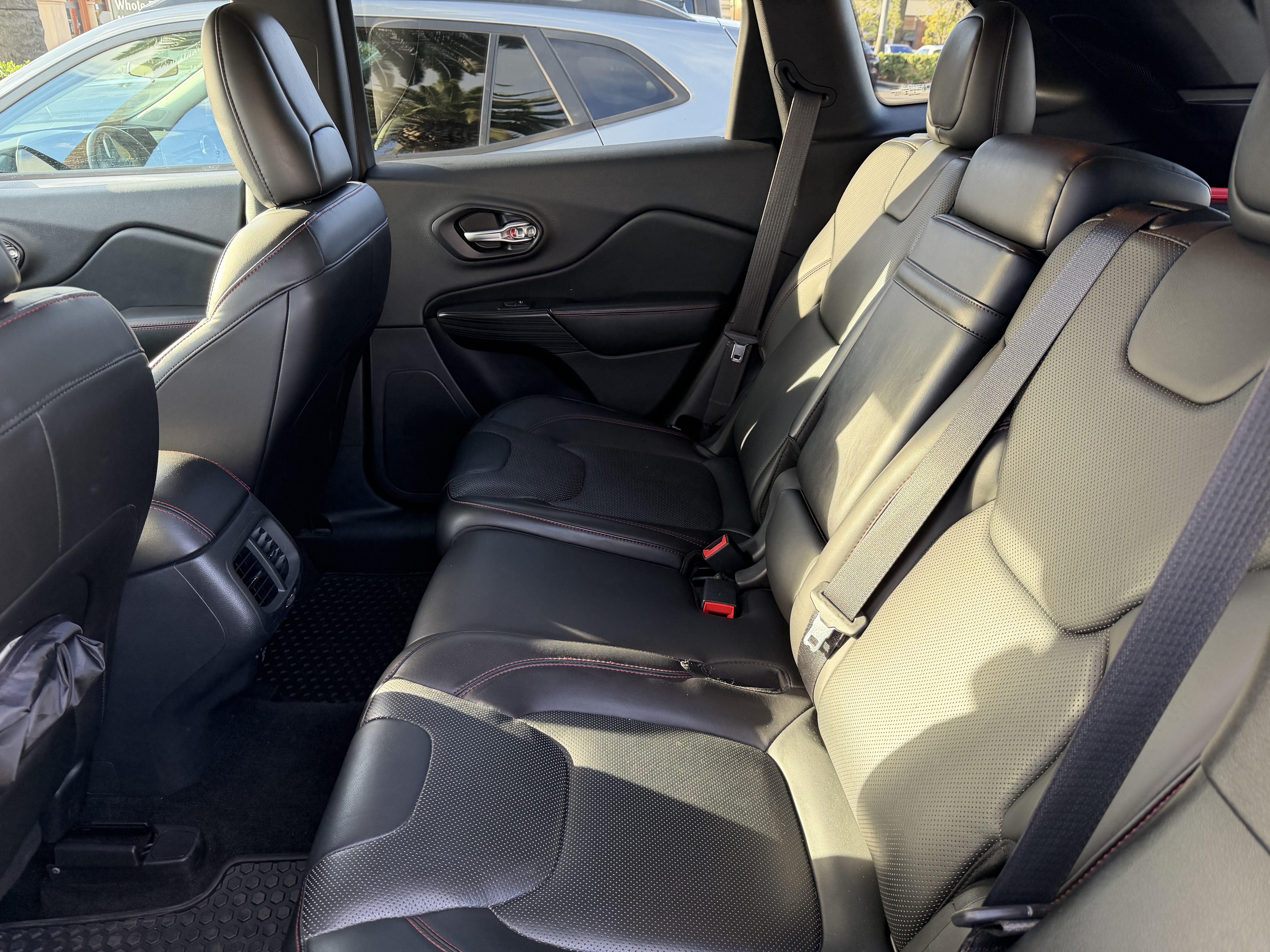 Used 2015 Jeep Cherokee Trailhawk w/ Comfort/Convenience Group AWD/4WD image 13