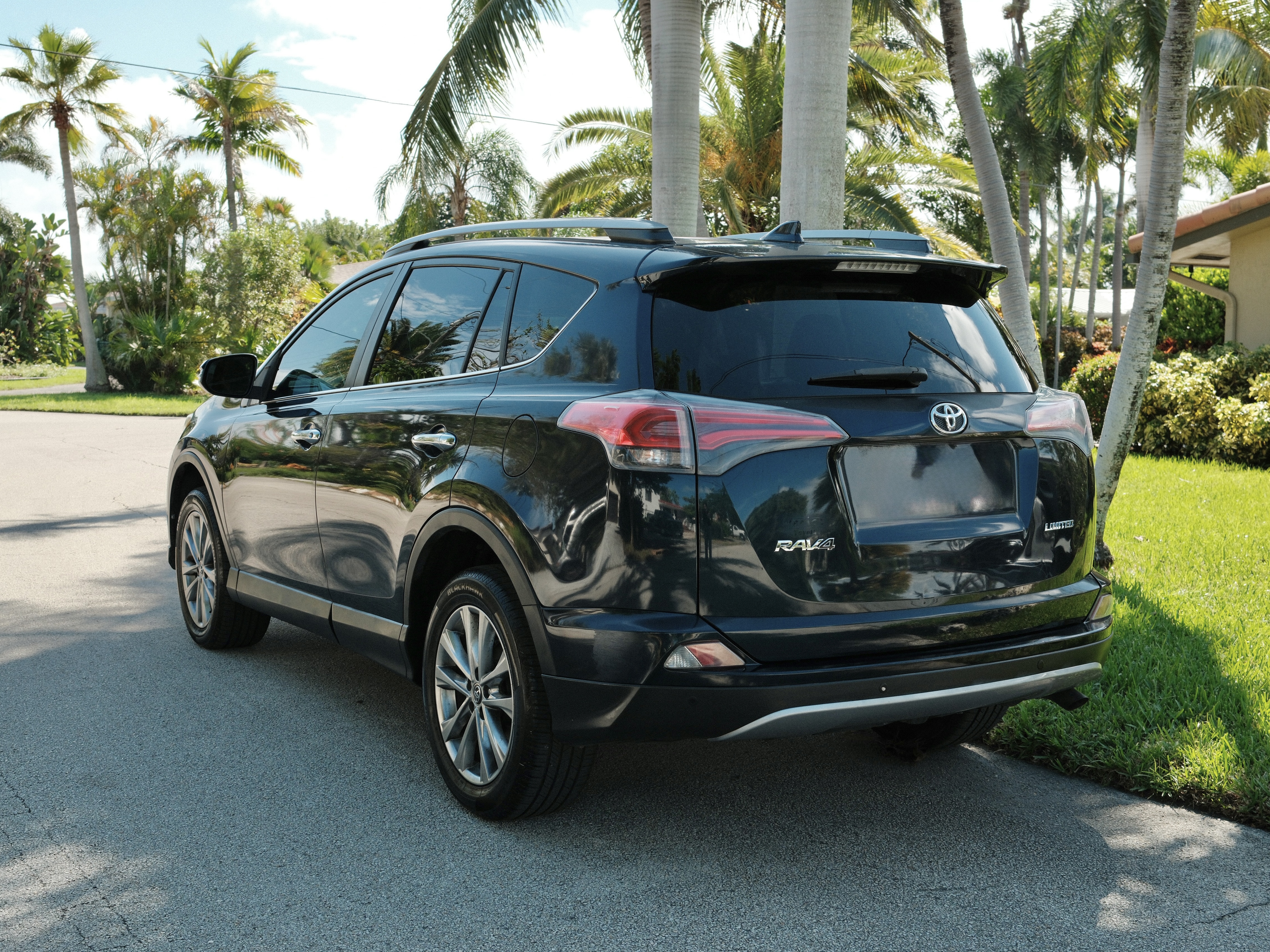 Used 2017 Toyota RAV4 Limited w/ Advanced Technology Package FWD image 5