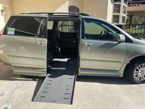 Used 2010 Toyota Sienna XLE image 5