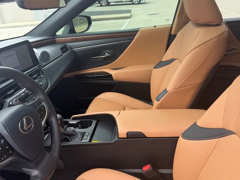 Used 2024 Lexus ES 300h w/ Premium Package FWD image 9