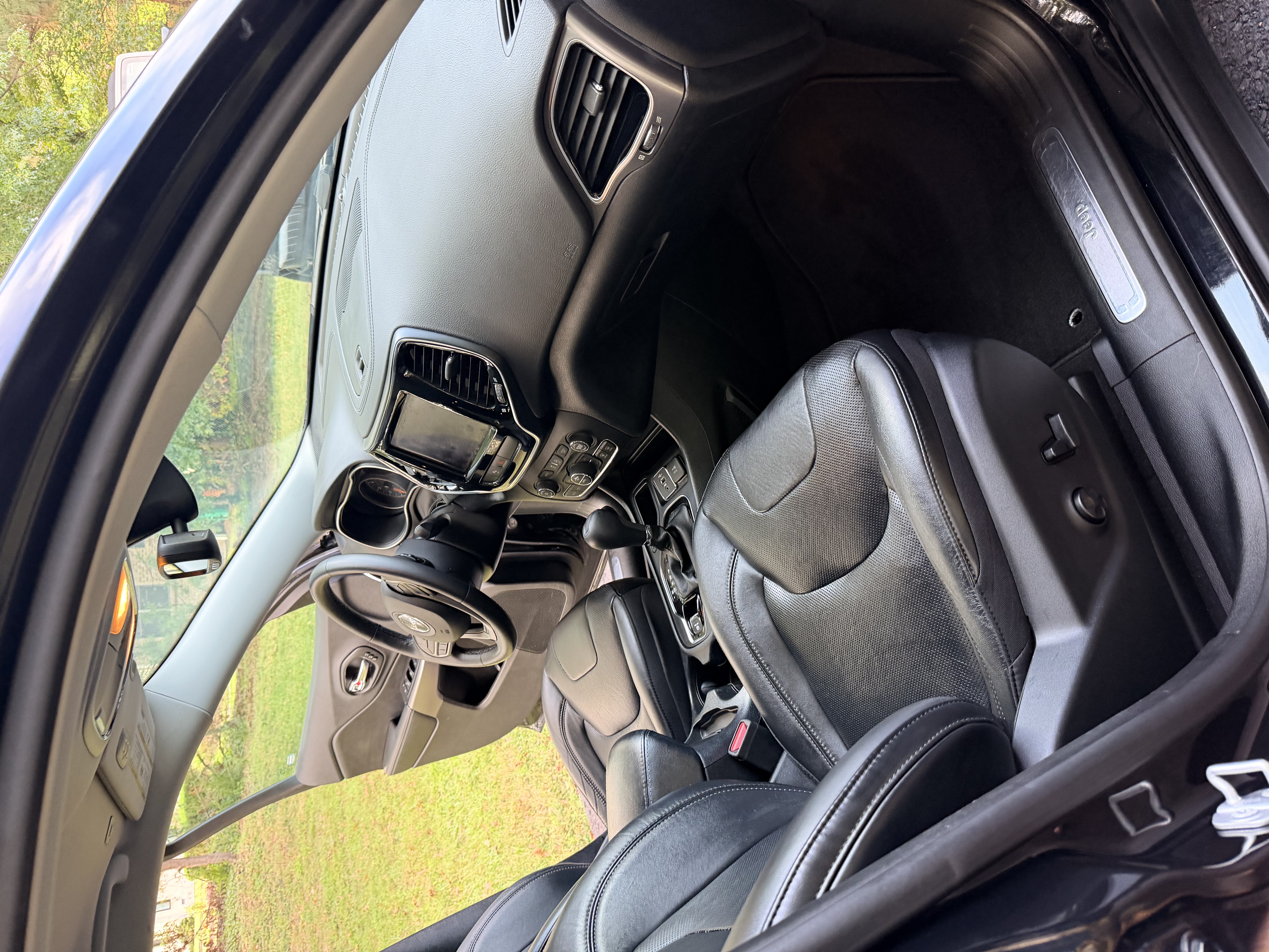 Used 2019 Jeep Cherokee Limited FWD image 17