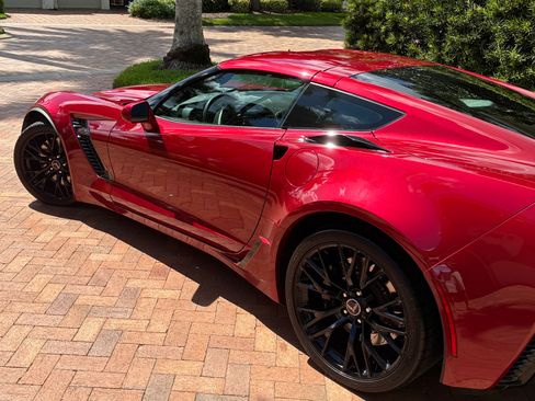 Used 2015 Chevrolet Corvette Z06 w/ 2LZ Preferred Equipment Group RWD image 2