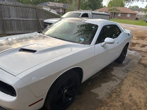 Used 2018 Dodge Challenger SXT image 2