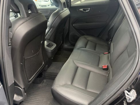 Used 2018 Volvo XC60 T5 Momentum w/ Vision Package AWD/4WD image 10