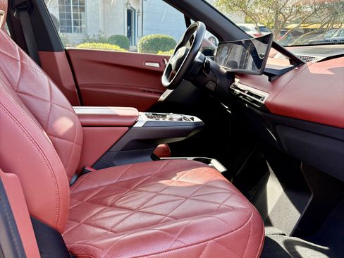 Used 2022 BMW iX xDrive50 w/ Premium Package image 9