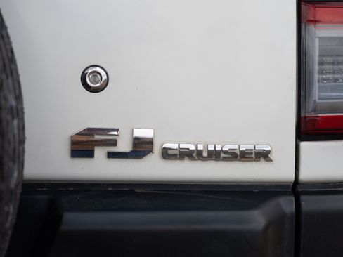 Used 2012 Toyota FJ Cruiser Sport Utility 2D w/ Upgrade Pkg image 16